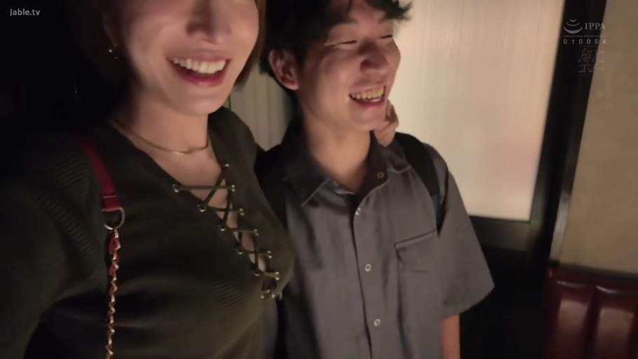 半身 · 餐厅 · 搂抱 · 背包 · 大笑 · 生活化 · 嬉闹 · 绑带低胸装