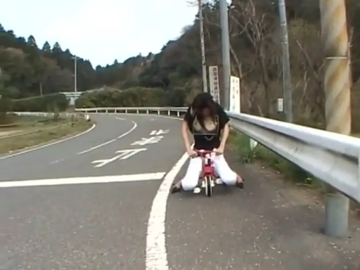专注 · 白色长裤 · 户外公路 · 儿童三轮车 · 荒郊野外