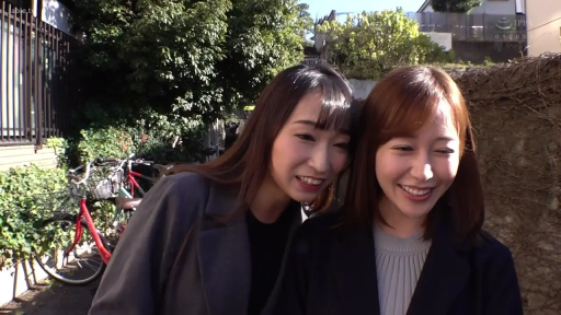 交谈状态 · 黑色内搭 · 室外 · 自然光 · 两人面部特写
