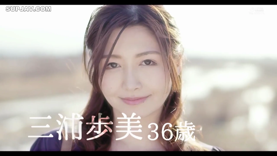 脸部特写 · 温柔微笑 · 户外 · 紫色上衣 · 画面有字幕介绍