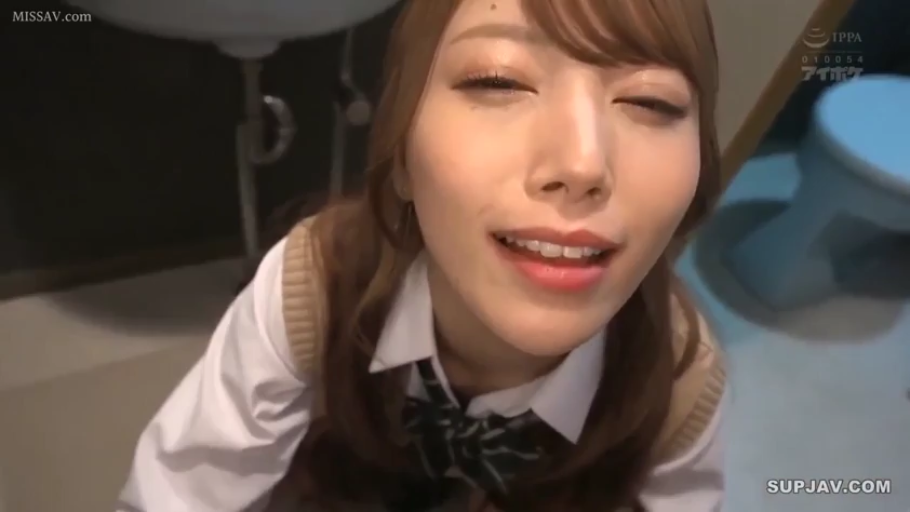 脸部特写 · 跪姿 · 学生制服 · 卫生间