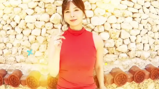 站立 · 微笑 · 半身 · 阳光 · 细棒 · 红色无袖高领上衣 · 手持物件 · 户外石墙