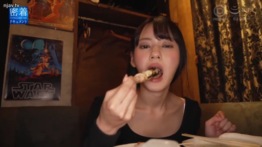 平静 · 面部特写 · 室内餐厅 · 食物 · 黑色圆领上衣 · 背景有星球大战海报