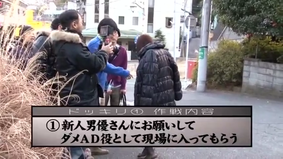 平静 · 羽绒服 · 户外街道 · 日常装束 · 画面带有节目制作说明字幕
