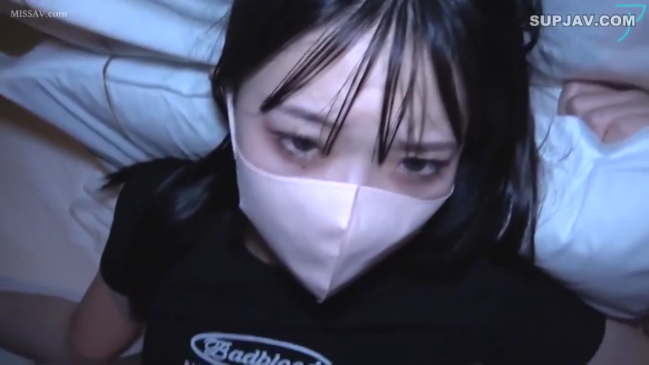 眼睛特写 · 床上 · 顺从 · 黑色T恤 · 粉色口罩 · 房间灯光偏暗