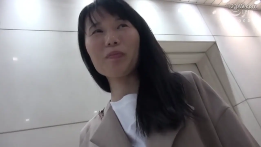 室内 · 自然 · 面部特写 · 注视 · 仰视 · 长发 · 棕色大衣