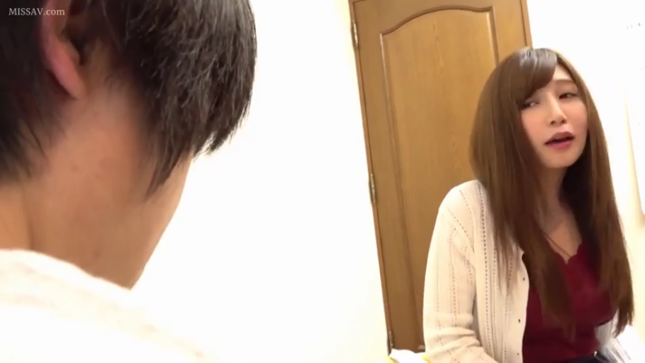 红色吊带上衣 · 深情注视 · 女性面部特写 · 日常光线 · 卧室或室内