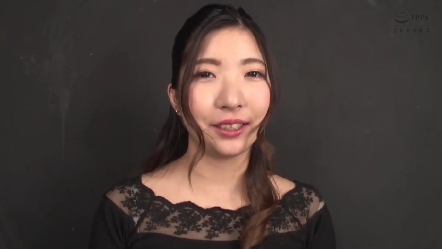 肩部特写 · 微笑 · 室内背景 · 黑色蕾丝边上衣