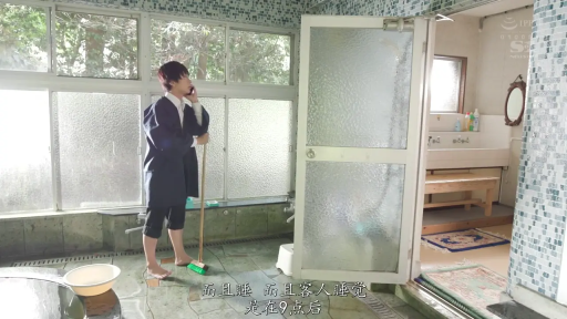 站姿 · 全景 · 自然 · 扫帚 · 打电话 · 蓝色外套 · 打扫 · 浴场