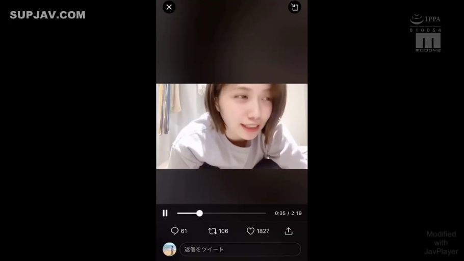室内 · 面部 · 俯身 · 微笑 · 交流 · 短发 · 卫衣