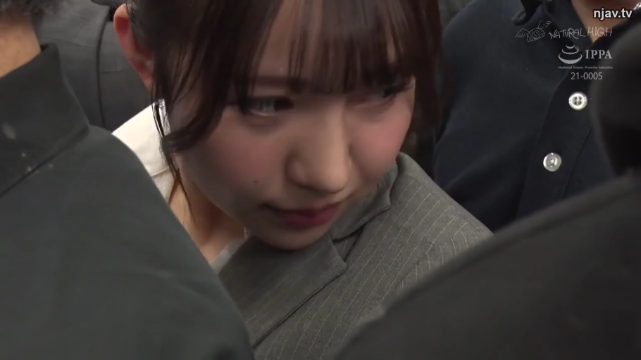眼神特写 · 电车车厢 · 不安 · 深色竖条纹西装外套