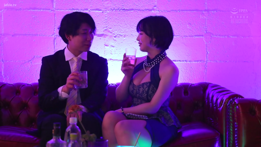 含情脉脉 · 珍珠项链 · 深蓝色蕾丝挂脖晚礼服 · 酒吧包厢 · 女子上半身特写 · 紫色灯光氛围