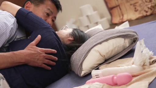 卧室 · 拥抱 · 针织衫 · 上半身