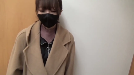 室内 · 站立 · 半身 · 驼色外套