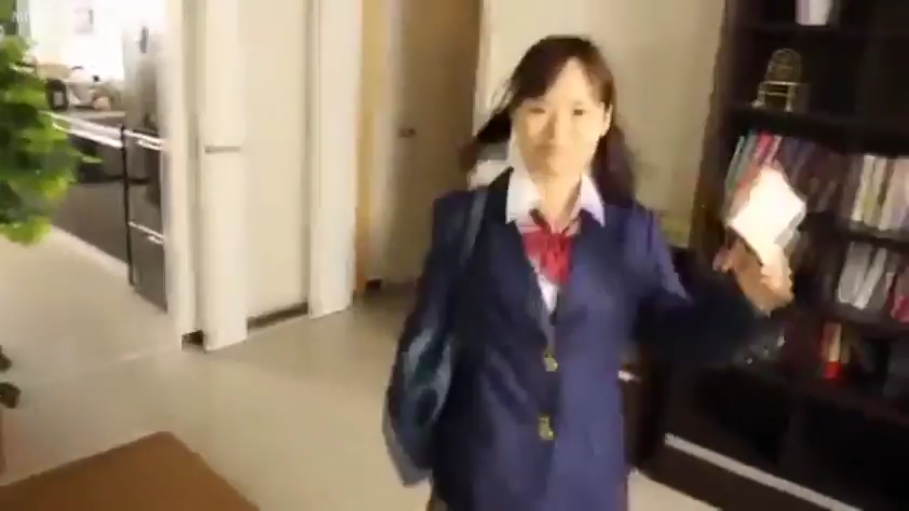 书房 · 微笑 · 蓝色西装外套 · 单肩包 · 人物半身特写