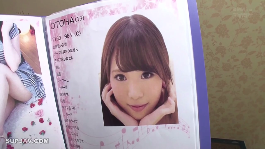 室内 · 脸部特写 · 注视镜头 · 甜美微笑 · 格子连衣裙 · 双手托腮 · 个人资料册 · 日系少女