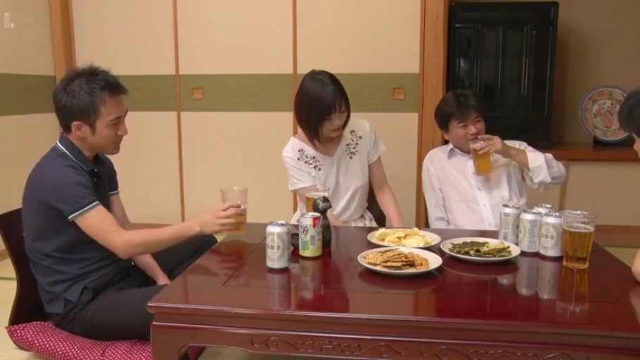 日式旅馆房间 · 放松 · 白色短袖上衣 · 零食 · 聚会