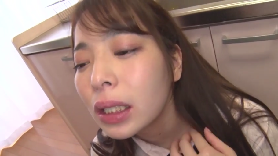 白衬衫 · 面部特写 · 厨房 · 跪下