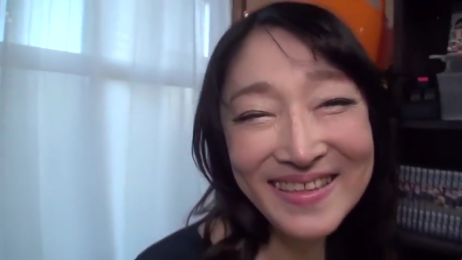 室内 · 嘴唇 · 含情脉脉 · 黑色上衣