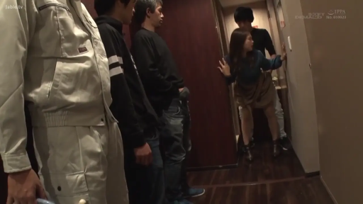 弯腰 · 走廊 · 工作服