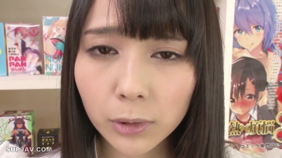 室内 · 脸部特写 · 迷离 · 白色上衣 · 凝视 · 正面