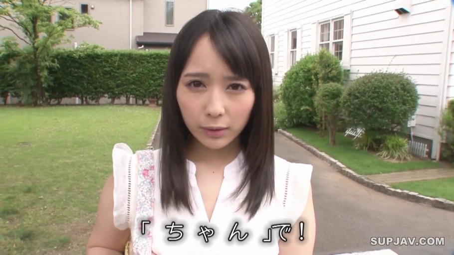 严肃 · 站立 · 面部特写 · 对话 · 白色无袖上衣 · 庭院 · 肩包 · 日本女性