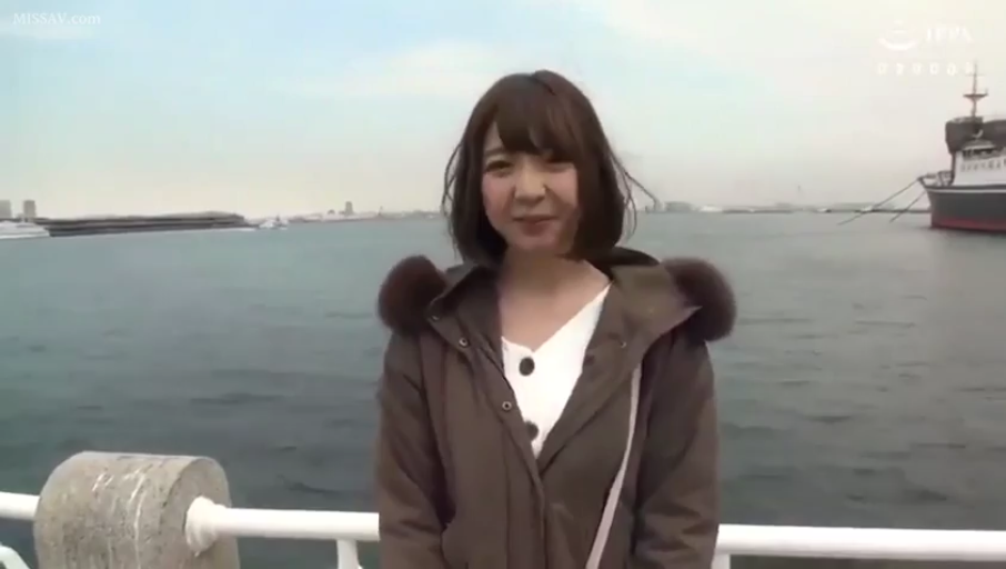 面对镜头 · 自然光 · 港口 · 头部及肩部特写 · 无 · 棕色毛领外套