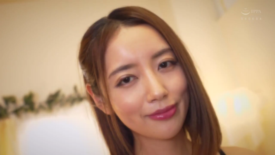 室内 · 微笑 · 面部特写 · 注视镜头 · 长发 · 正面 · 黑色吊带