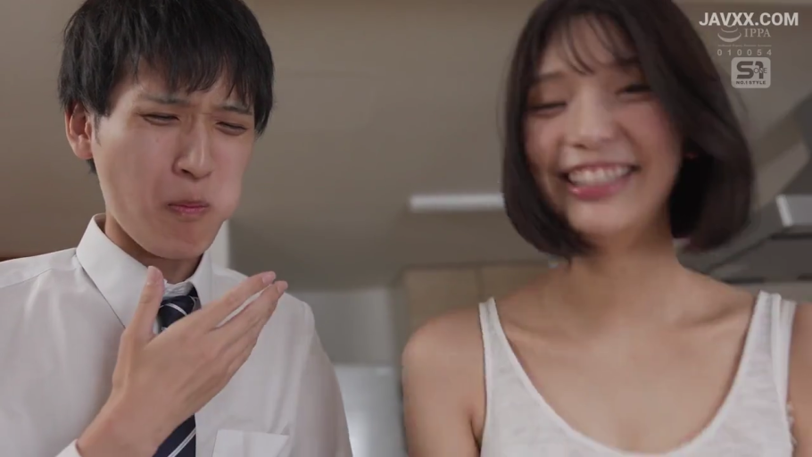 室内 · 白色短袖衬衫 · 女人面部特写 · 女人开心微笑