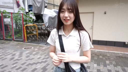站立 · 微笑 · 街道 · 长发 · 看向镜头 · 半身像 · 白色POLO衫 · 黑色斜挎包