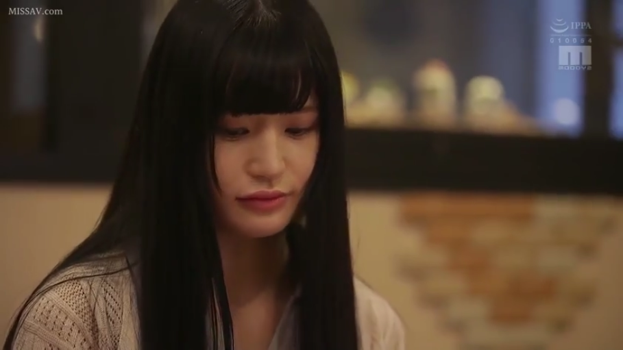 室内 · 坐姿 · 忧郁 · 脸部特写 · 针织开衫 · 垂头 · 黑直长