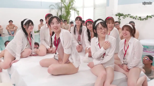 坐姿 · 全景 · 白衬衫 · 微笑 · 多人 · 室内泳池 · 工作证 · 聚会