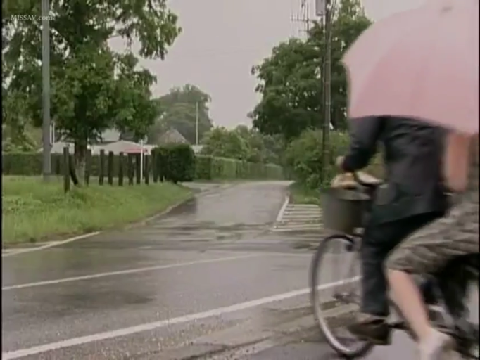 乡间公路 · 自行车 · 浅色裙装 · 下雨