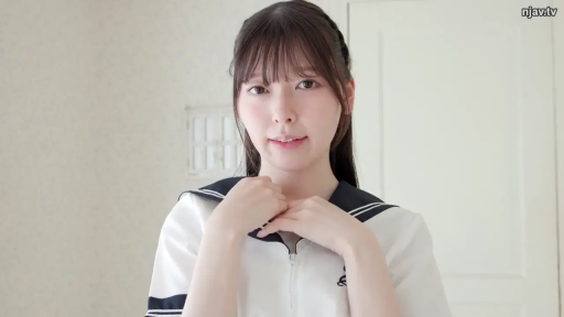 室内 · 上半身特写 · 注视镜头 · 白色水手服