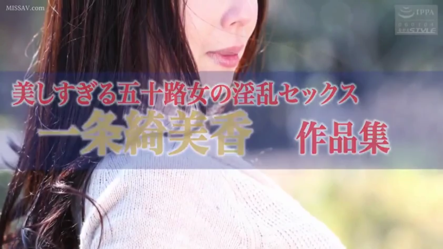 柔和 · 户外 · 白色针织衫 · 胸部轮廓特写 · 失焦背景