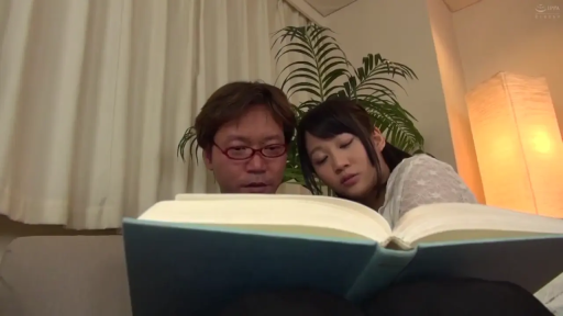 专注 · 卧室 · 半身 · 阅读 · 蕾丝上衣 · 书本 · 依偎 · 温暖光影