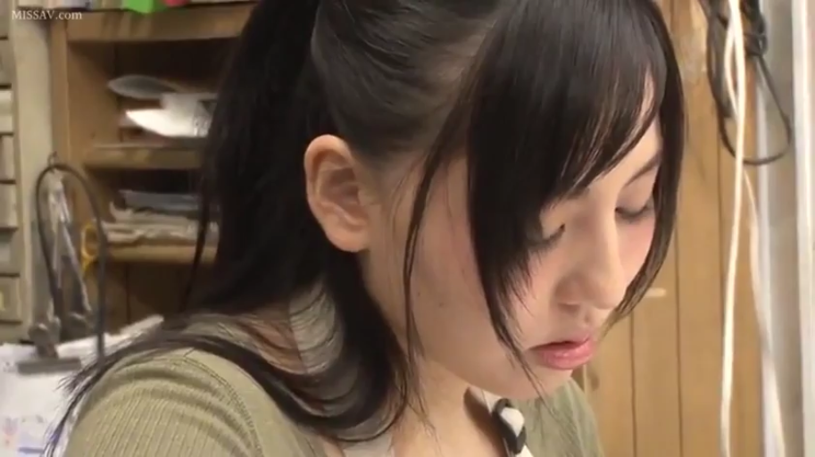 室内 · 侧脸特写 · 围裙