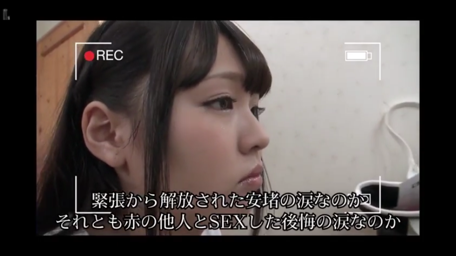 室内 · 字幕 · 面部特写 · 便服 · 侧坐 · 流泪 · 悲伤 · 摄像机界面