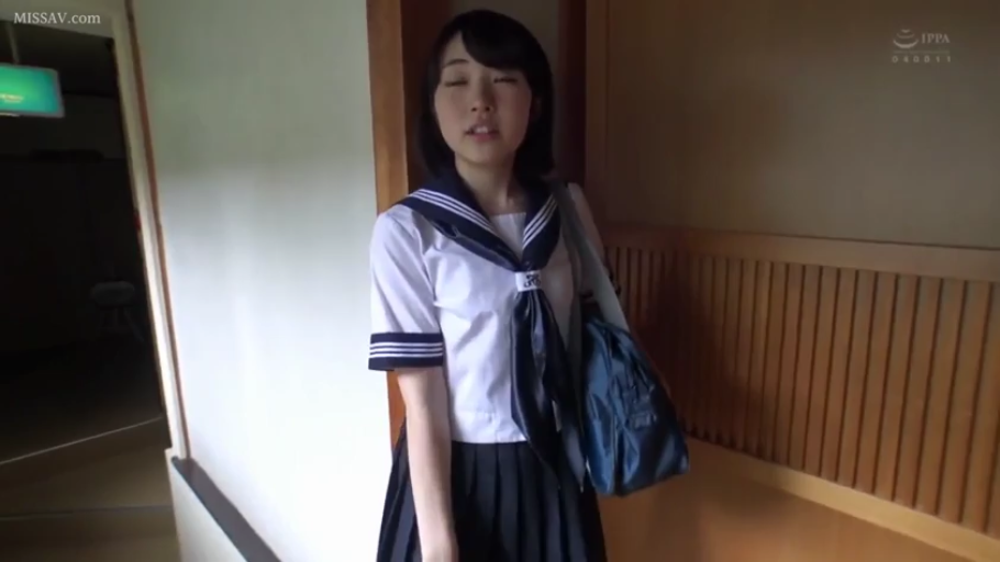 肩部及头部半身特写 · 日式建筑内部 · 日本高中生制服 · 眼神微闭 · 学生书包