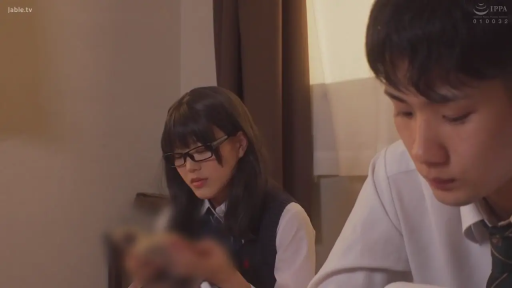 房间 · 冷静 · 制服背心 · 侧拍视角
