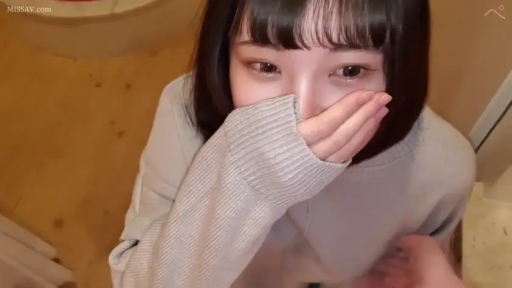 室内 · 面部特写 · 灰色毛衣