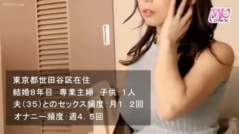 寝室 · 上半身特写 · 淡然 · 浅蓝色无袖上衣 · 画面带有日语文字说明