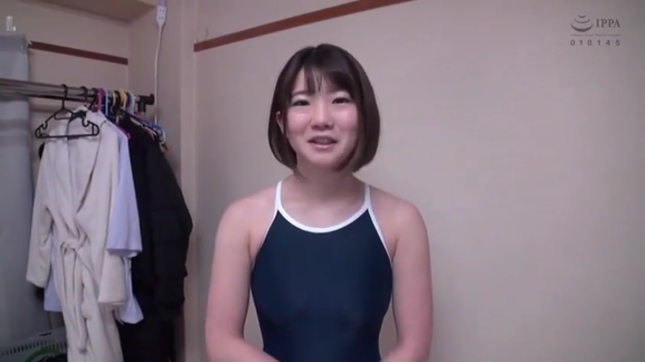 卧室 · 自然 · 上半身特写 · 连体泳衣 · 无特殊细节
