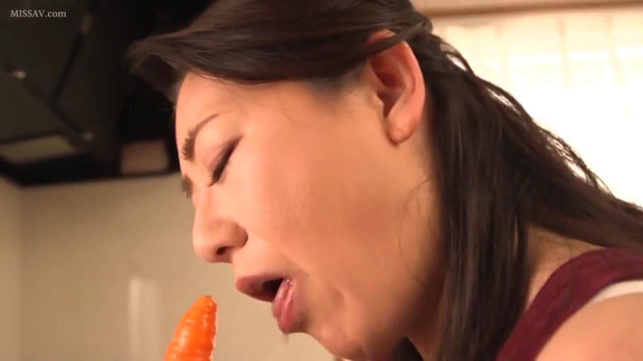 脸部特写 · 背心 · 厨房