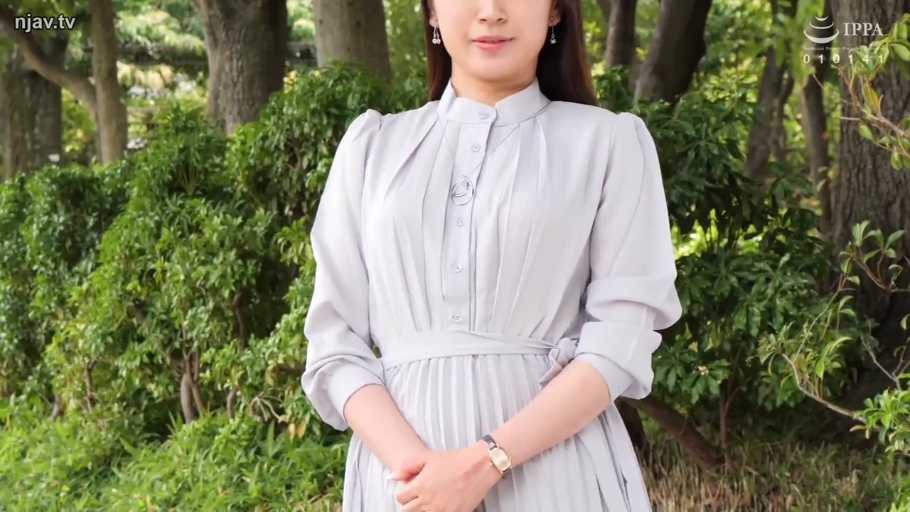 微笑 · 上半身特写 · 树林 · 自然光 · 项链 · 系腰带连衣裙