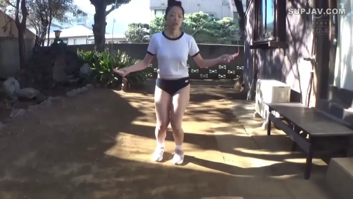专注 · 跳绳 · 户外院子 · 阳光充足 · 人物全身 · 黑色紧身运动短裤