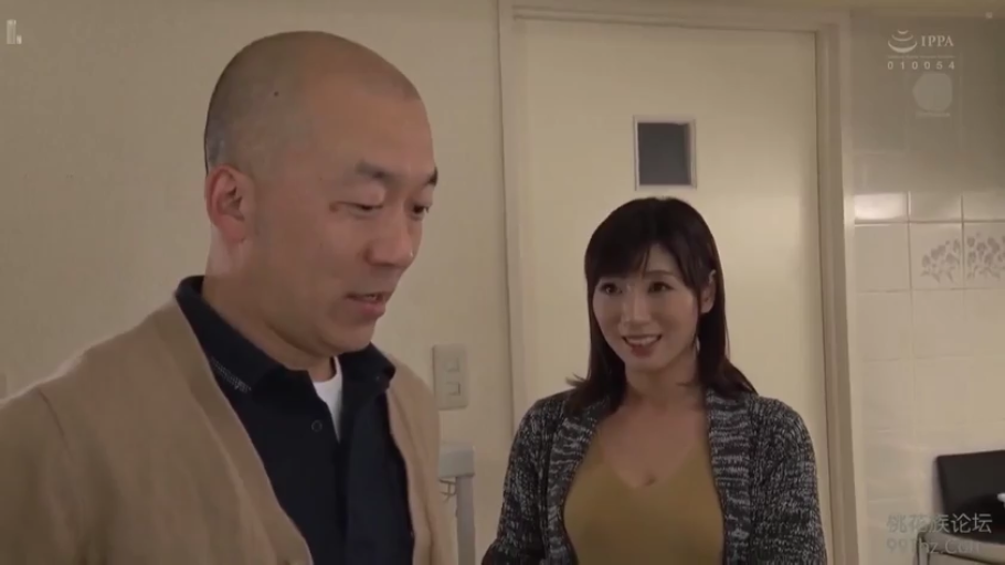 室内 · 站立 · 中景 · 微笑 · 对话 · 针织衫 · 熟女