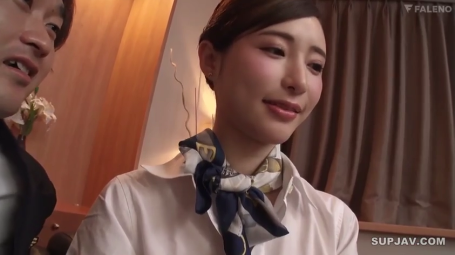 室内 · 坐姿 · 交谈 · 微笑 · 面部特写 · 丝巾 · 空姐制服 · 成年人