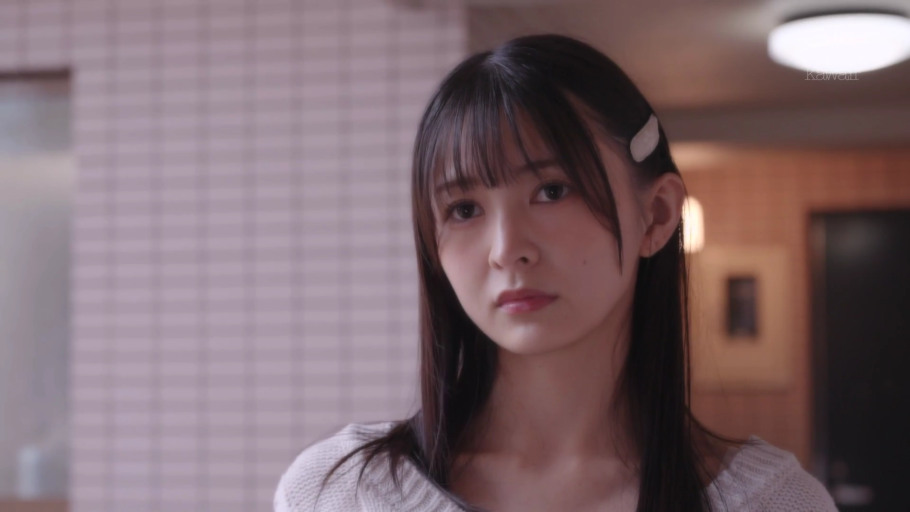 室内 · 困惑 · 五官细节 · ヘアピン · 白色针织衫 · 无妆感