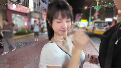 害羞 · 夜间街道 · 白色短袖上衣 · 项链 · 女性面部特写